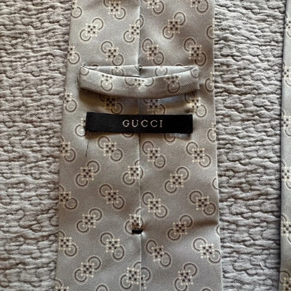 Gucci Mens Silk Tie Silver Grey Interlocking G Geometric Pattern Made in Italy
